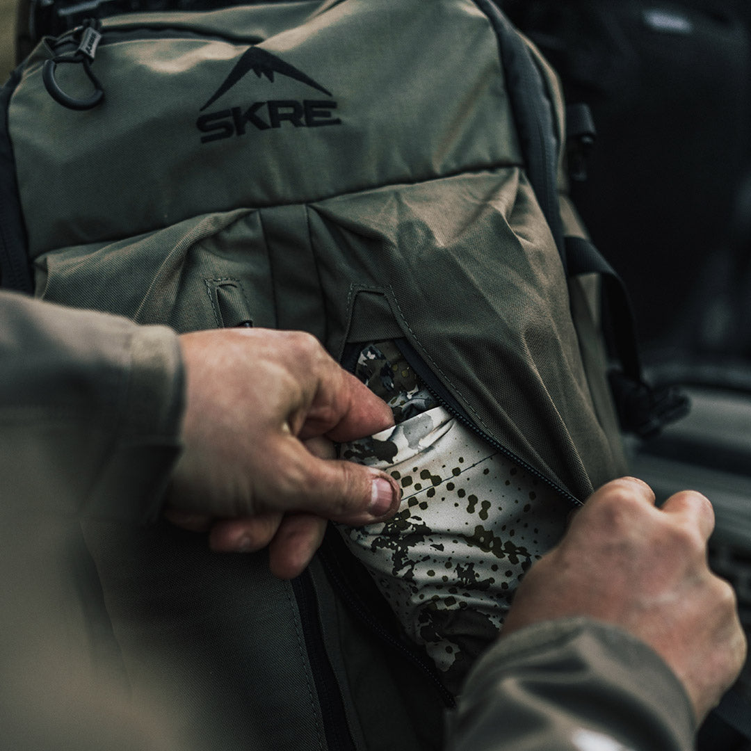 SKRE Timberline 2400 Pack, rain cover pocket detail