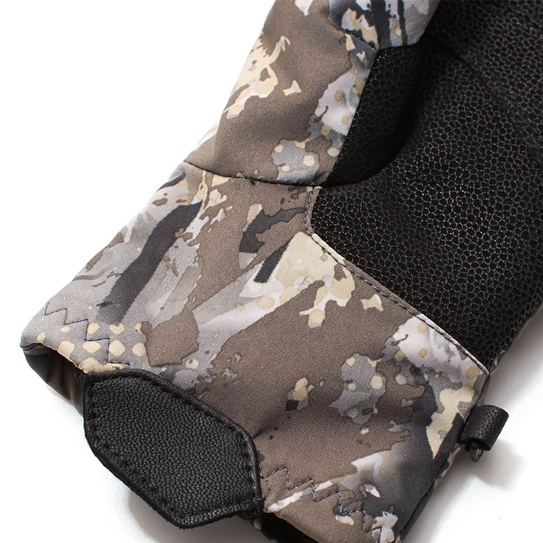 SKRE Deadfall Gloves, Solace leather pull tab detail